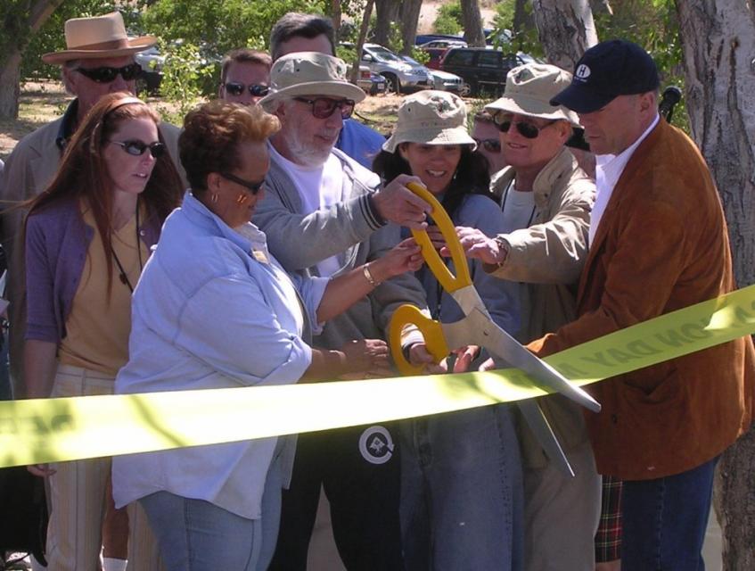 From left to right: Page Adler, Gil Friesen, Mary Brown, Lou Adler, Tony Ressler, Jami Gertz, Paul Newman, and Bruce Willis – May 22, 2004